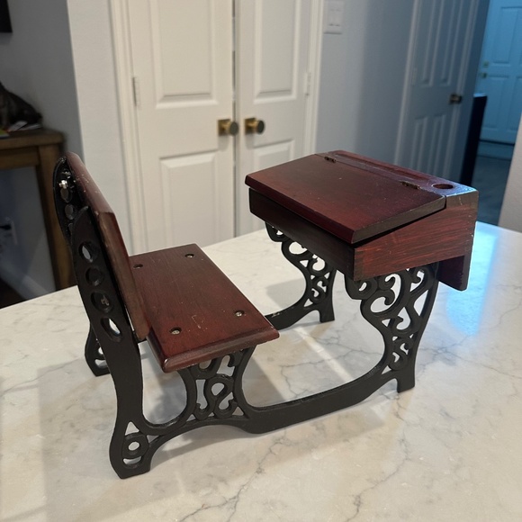 Samantha's desk with box that opens 2000 Mattel version - Picture 4 of 5